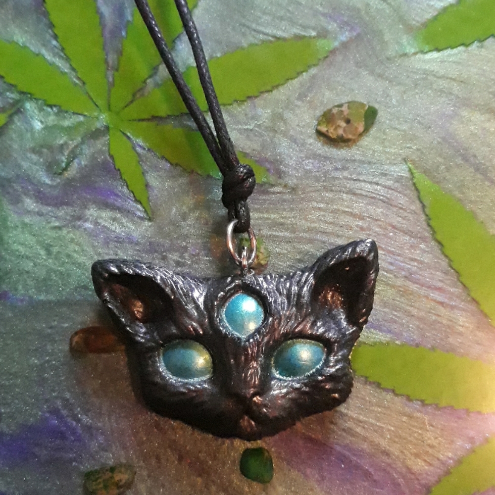 Third eye alien kitty pendant